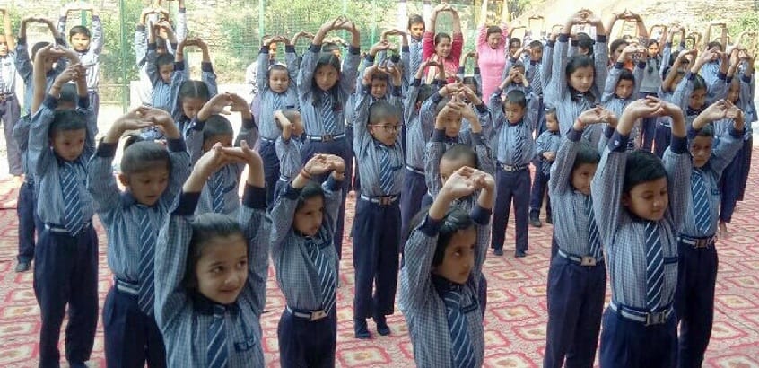 योगाभ्यास से सिखाए जा रहे स्वस्थ रहने के गुर