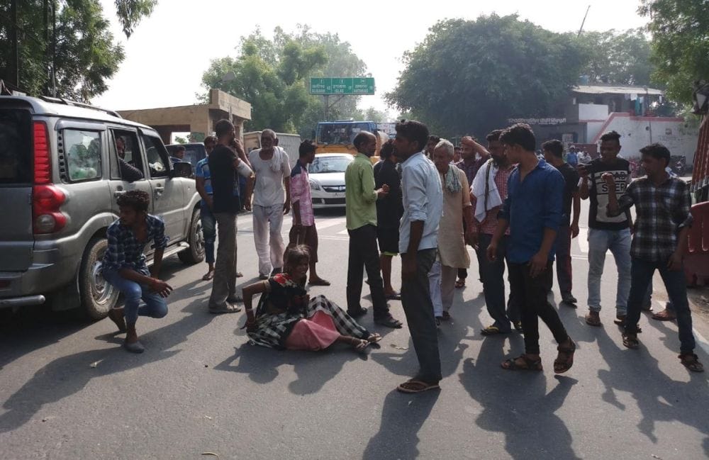 युवक की मौत पर भड़के लोगों ने चौकी घेरी, जाम