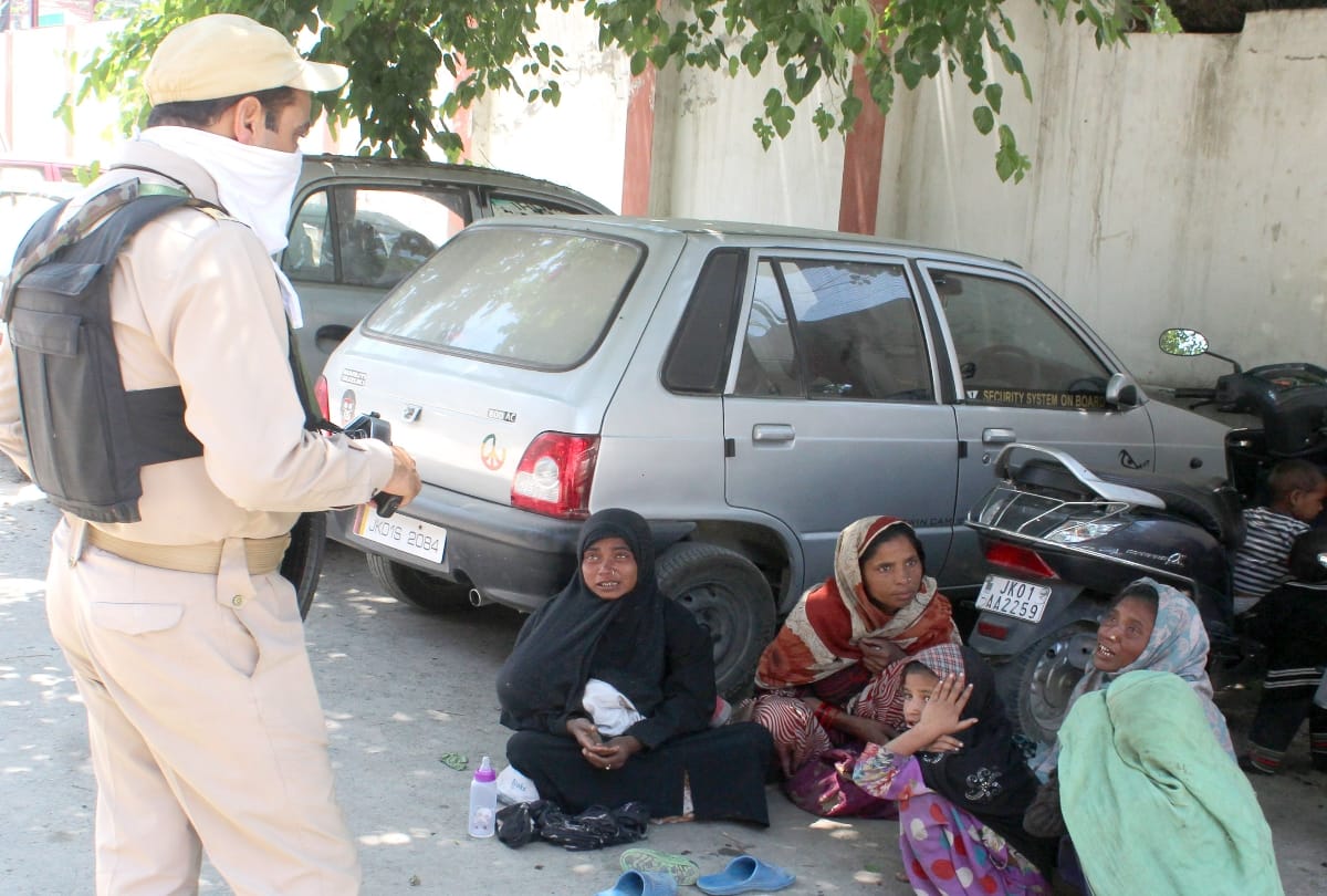 POLICE ARRESTS BEGGERS FROM LAL CHOWK AFTER GOVT BANS THEM
