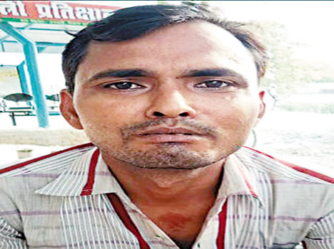  - लूट का शिकार शिक्षक राधेश्याम बाजपेई।