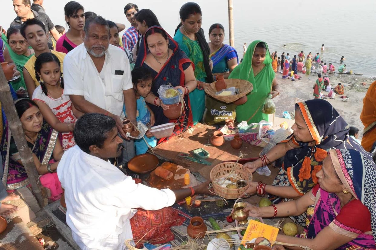 गंगा दशहरा पर स्नान को उमड़े भक्त