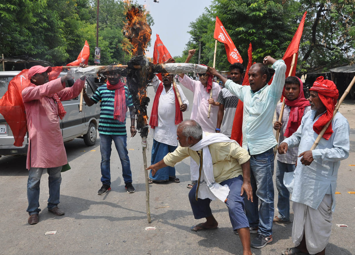 Blow the effigy of CM of Tamil Nadu