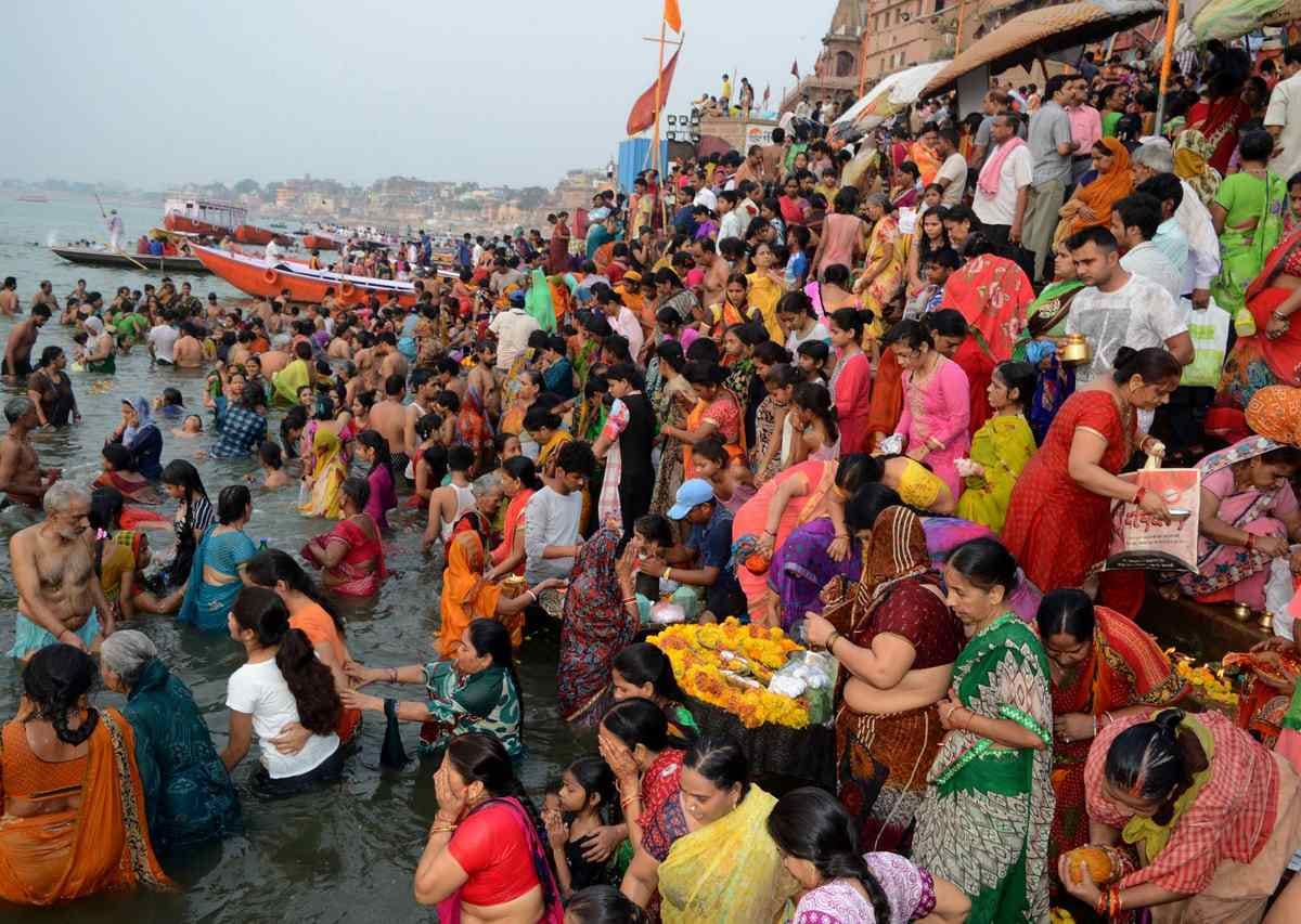 Ganga dussehra thousand people take holy deep in auspicious coincidence t