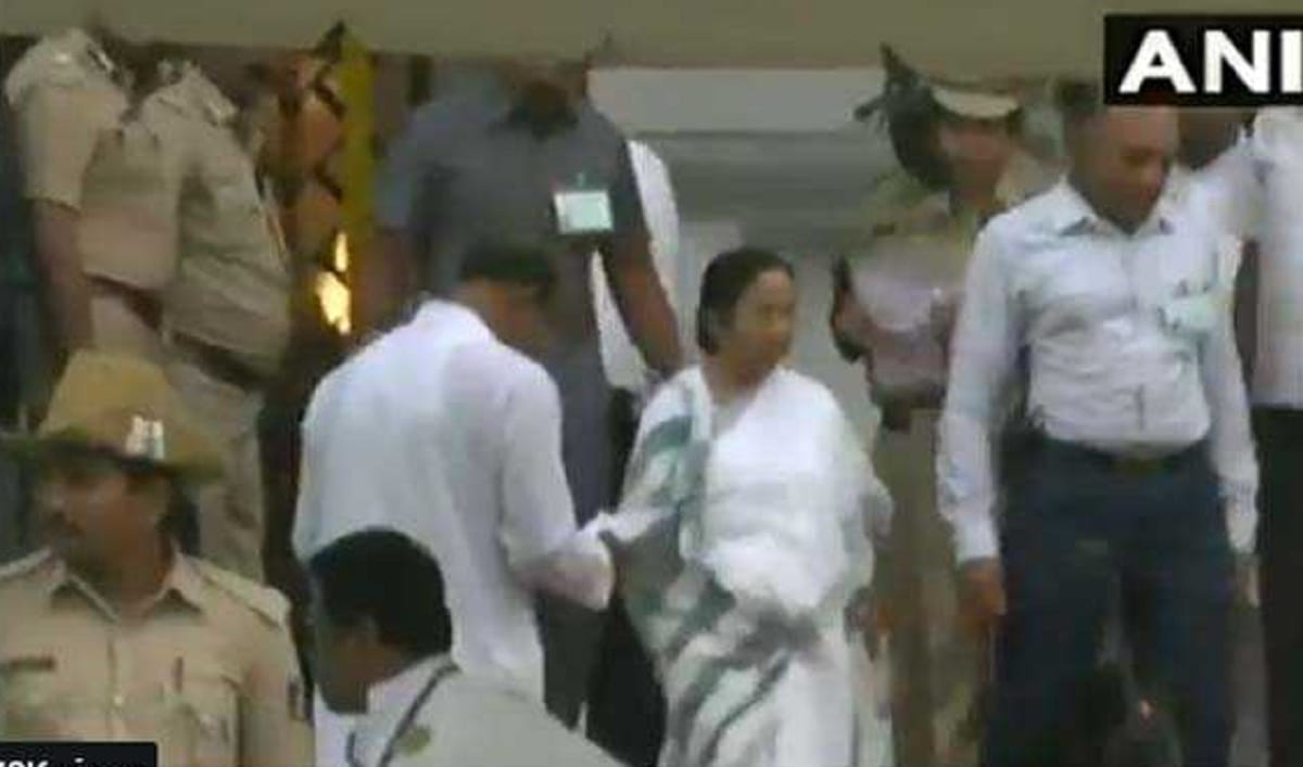 West Bengal CM mamata banerjee was unhappy at kumaraswamy oath ceremony in karnataka