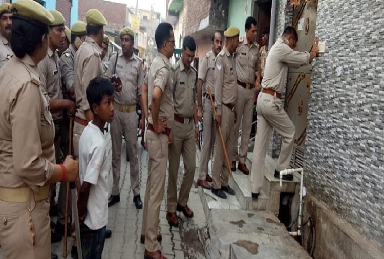 impact of Amar Ujala's news, raid and police caught illegal liquor