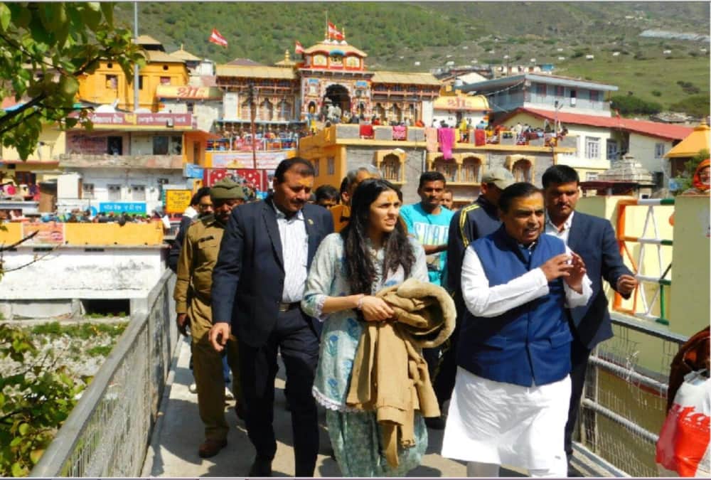 Mukesh ambani arrives badrinath kedarnath dham with daughter in law
