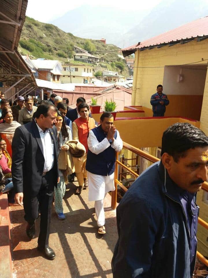 Mukesh ambani arrives badrinath kedarnath dham with daughter in law