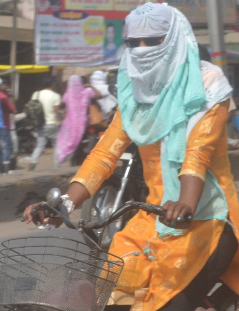 पारा फिर 44 डिग्री पर पहुंचा, ढहा रहा सितम