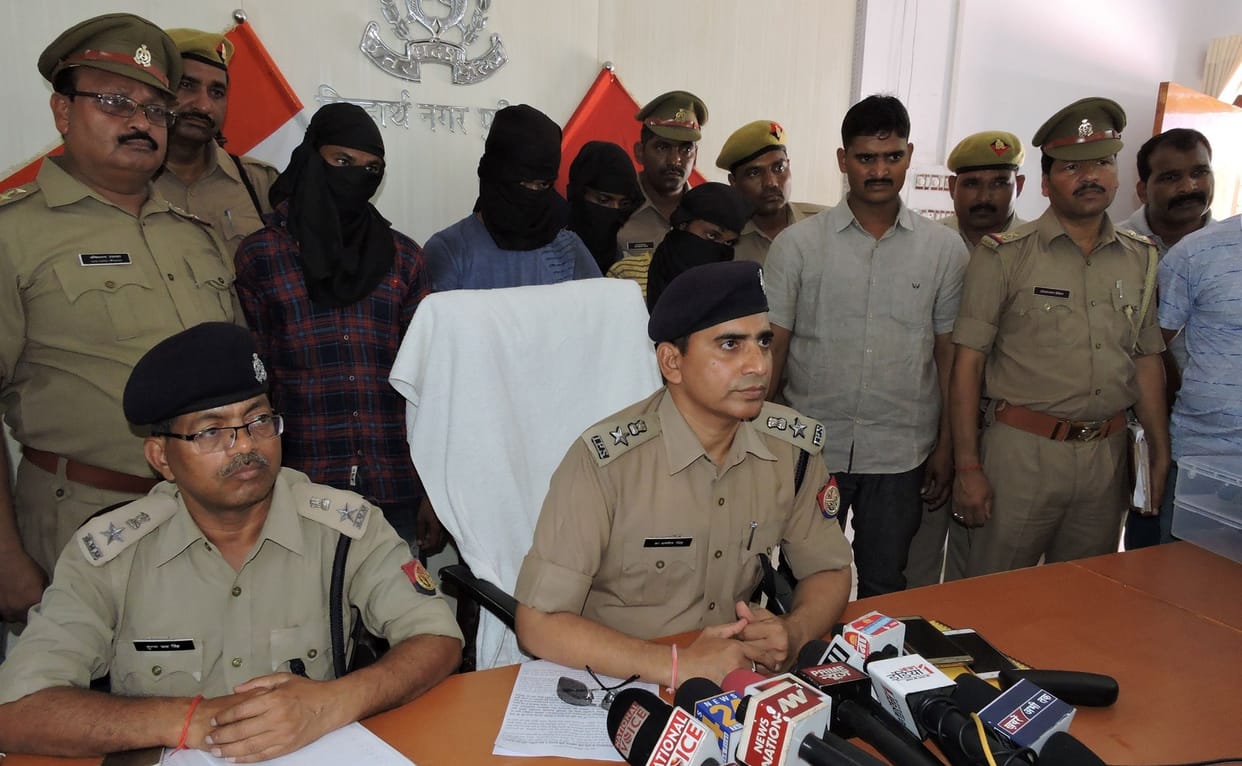 अष्टधातु की दो मूर्ति बरामद, पांच गिरफ्तार