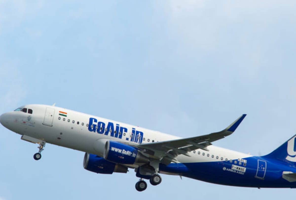 passengers worried when plane bended on one side while landing