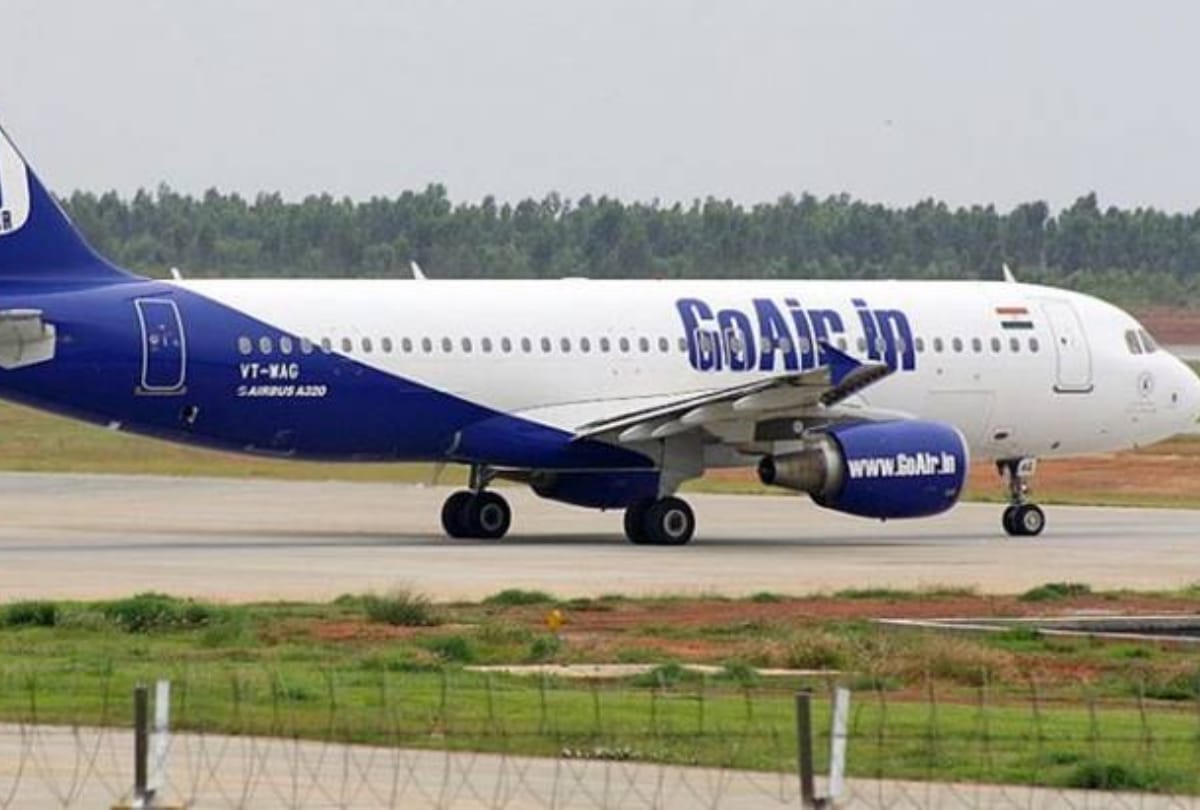 passengers worried when plane bended on one side while landing