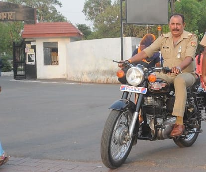 spelling mistakes on warning board of traffic police