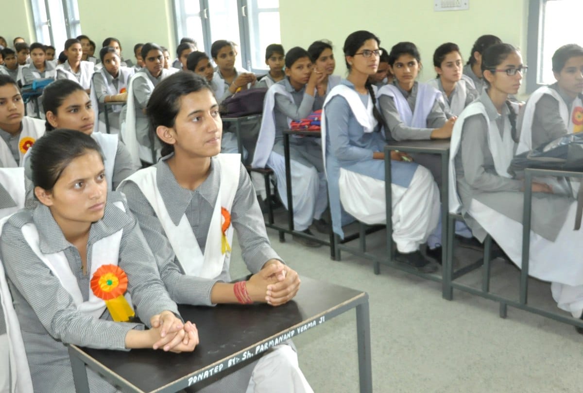 himachal govt will give 80 thousand ruppes to plus two board exams toppers