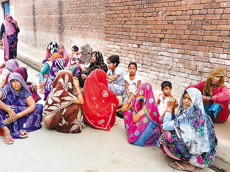 Bike collide with dividersTeacher killed, wife injured