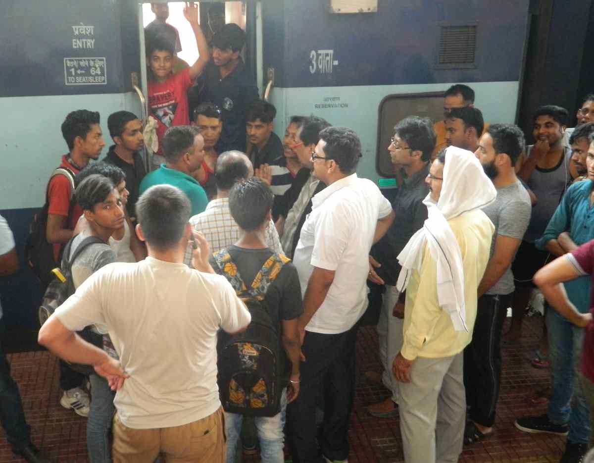 Brahmputra Mail Ac gone failure passengers make protest at mughalsarai