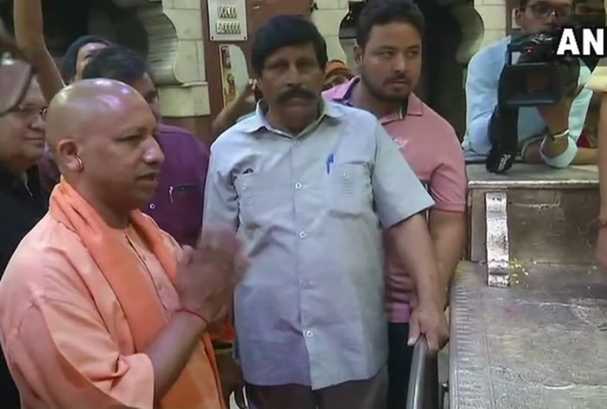 up cm yogi adityanath visit delhi kalkaji temple, prayed for win in kairana by election