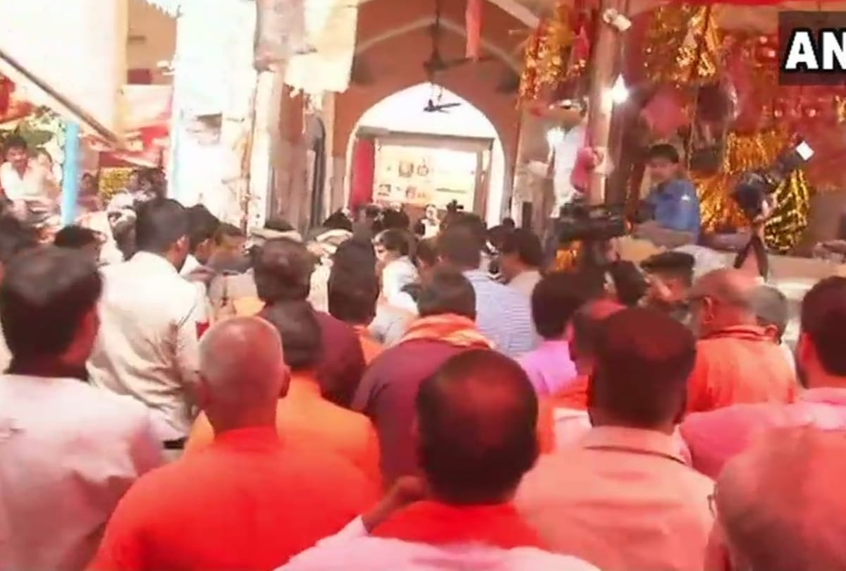 up cm yogi adityanath visit delhi kalkaji temple, prayed for win in kairana by election