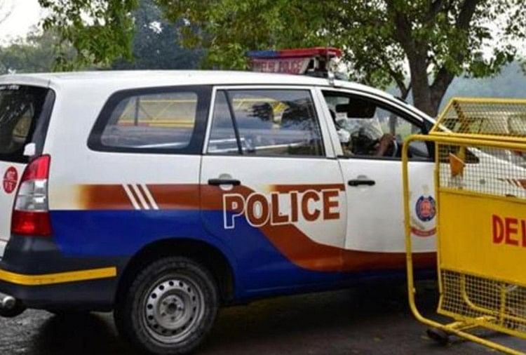 Delhi : दिल्ली पुलिस के एएसआई पर डकैती के आरोपी ने किया चाकू से हमला, अस्पताल में भर्ती
