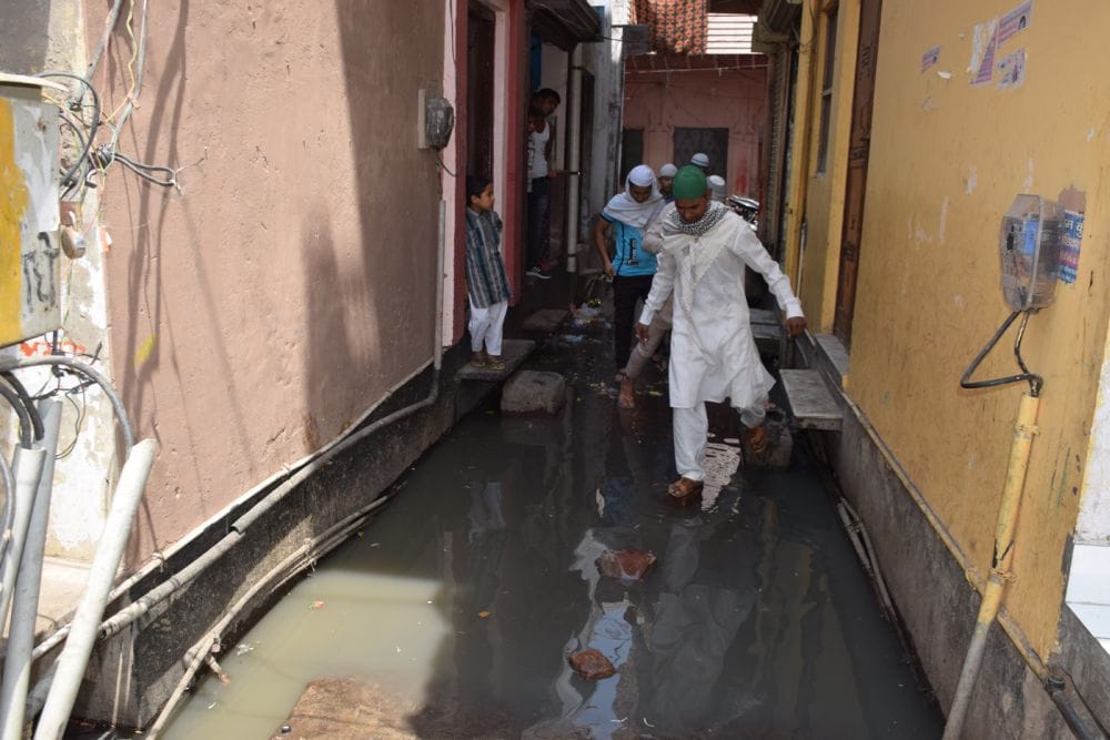 मुस्लिम बस्ती में भारी गंदगी, रोजेदार परेशान