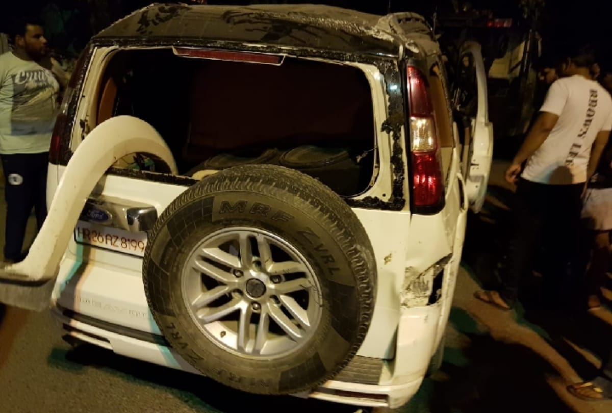 in overtaking race car climb on divider and turn one dead in nandnagri delhi see pics