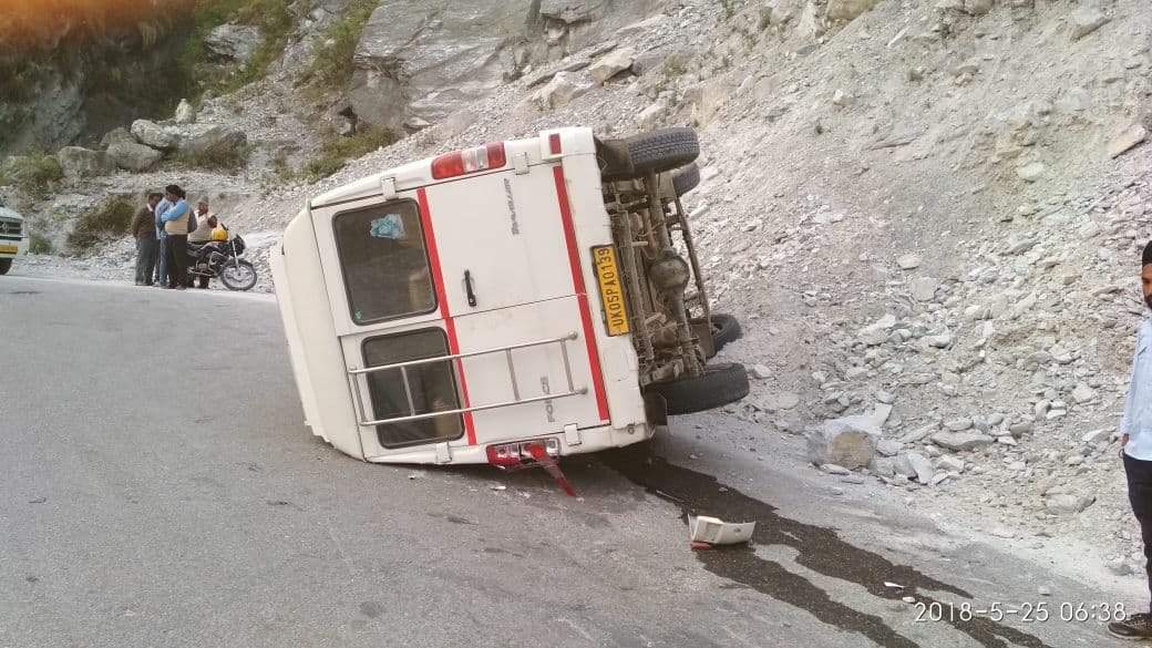 Road Accident in chamoli five passengers injured