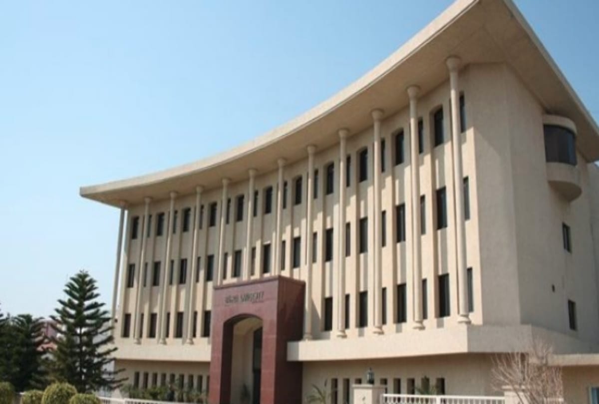 Pakistan Bahria University orders students to sit separately in class