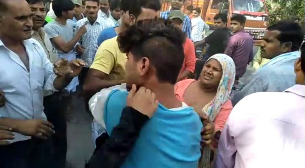 agra beaten to boyfriend on road 