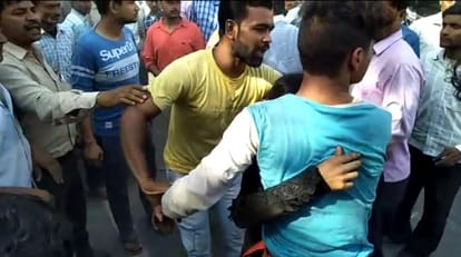 agra beaten to boyfriend on road 