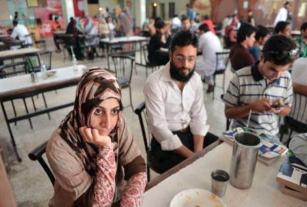 Pakistan Bahria University ordered boys and girls to make 6 inch distance in college 
