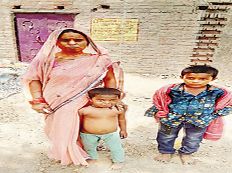 Throw stones at the choupal Two prisoners sent to jail