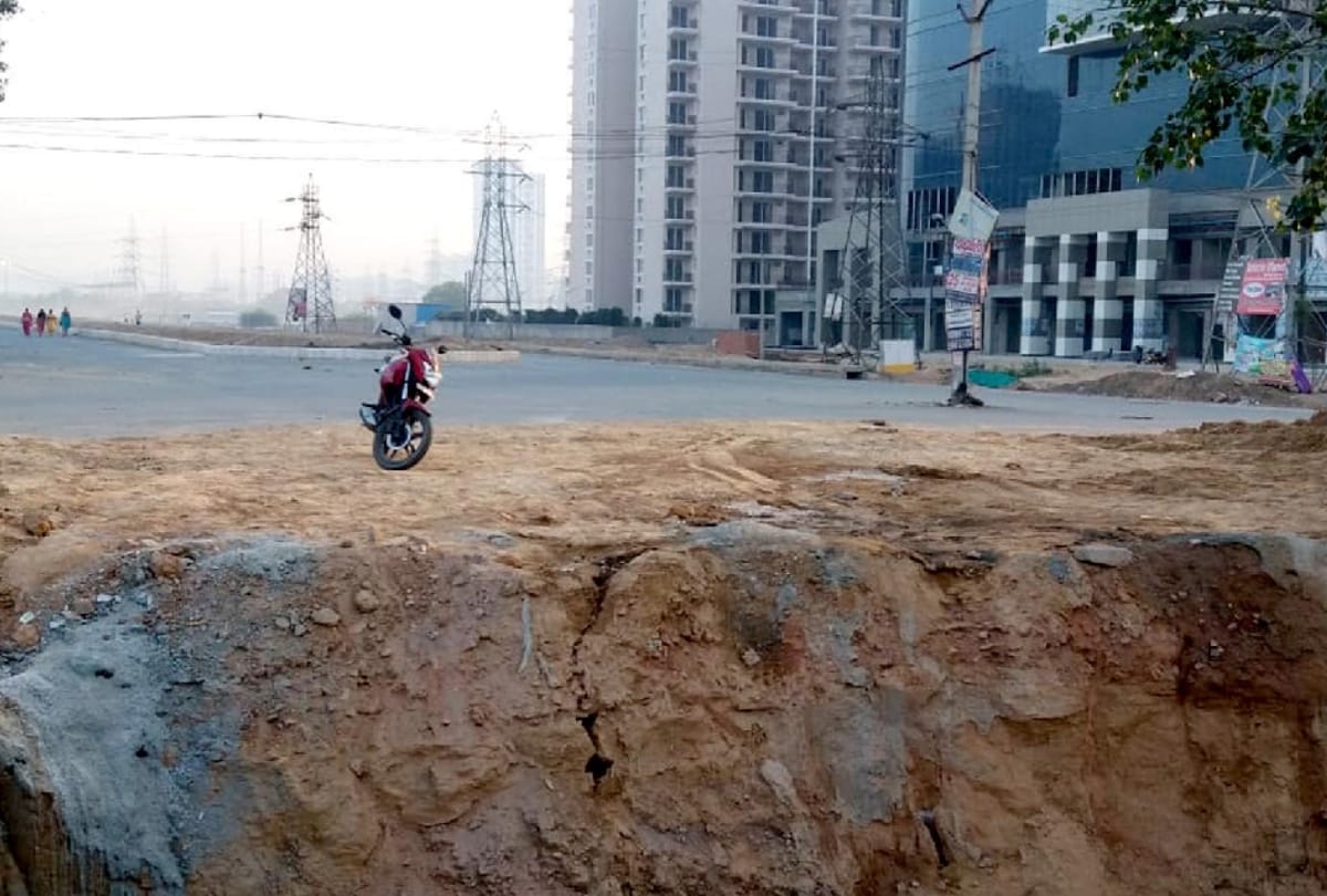 Man dead body found in 10 feet pit in Gurugram