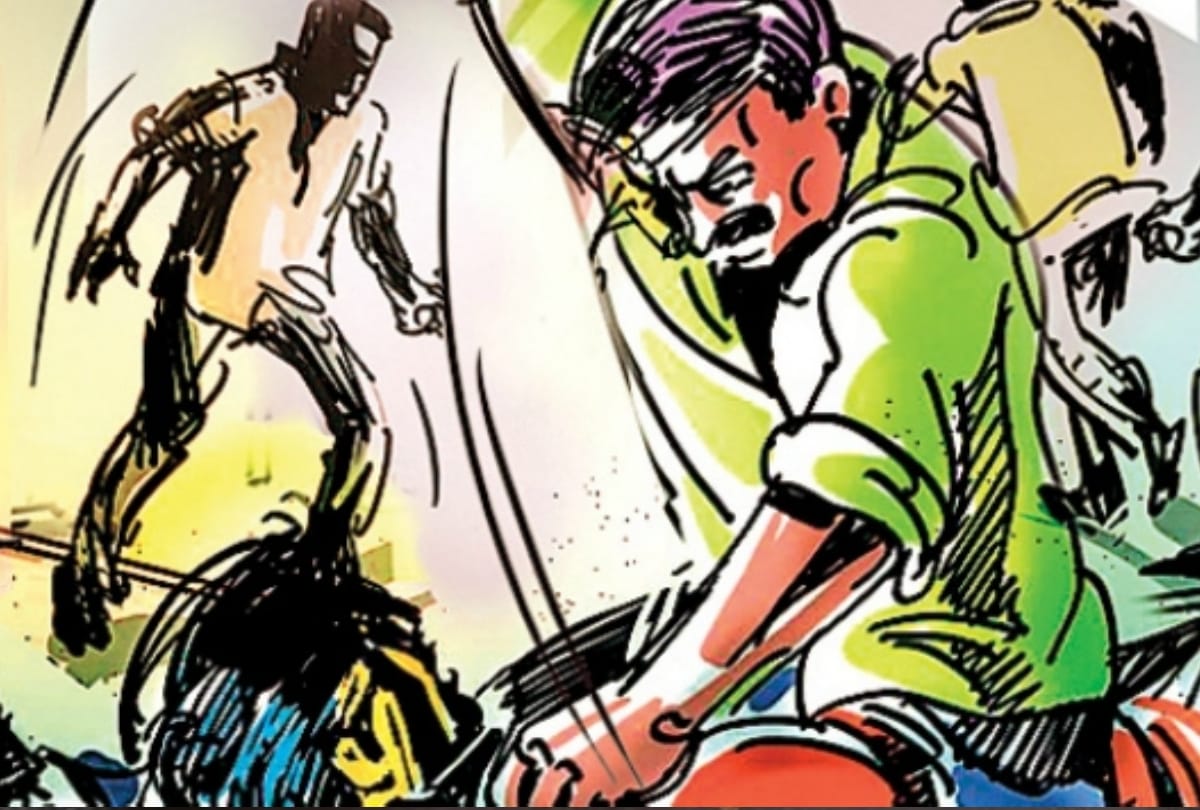 Shoppers beat up policeman in delhi ncr for parking pcr car