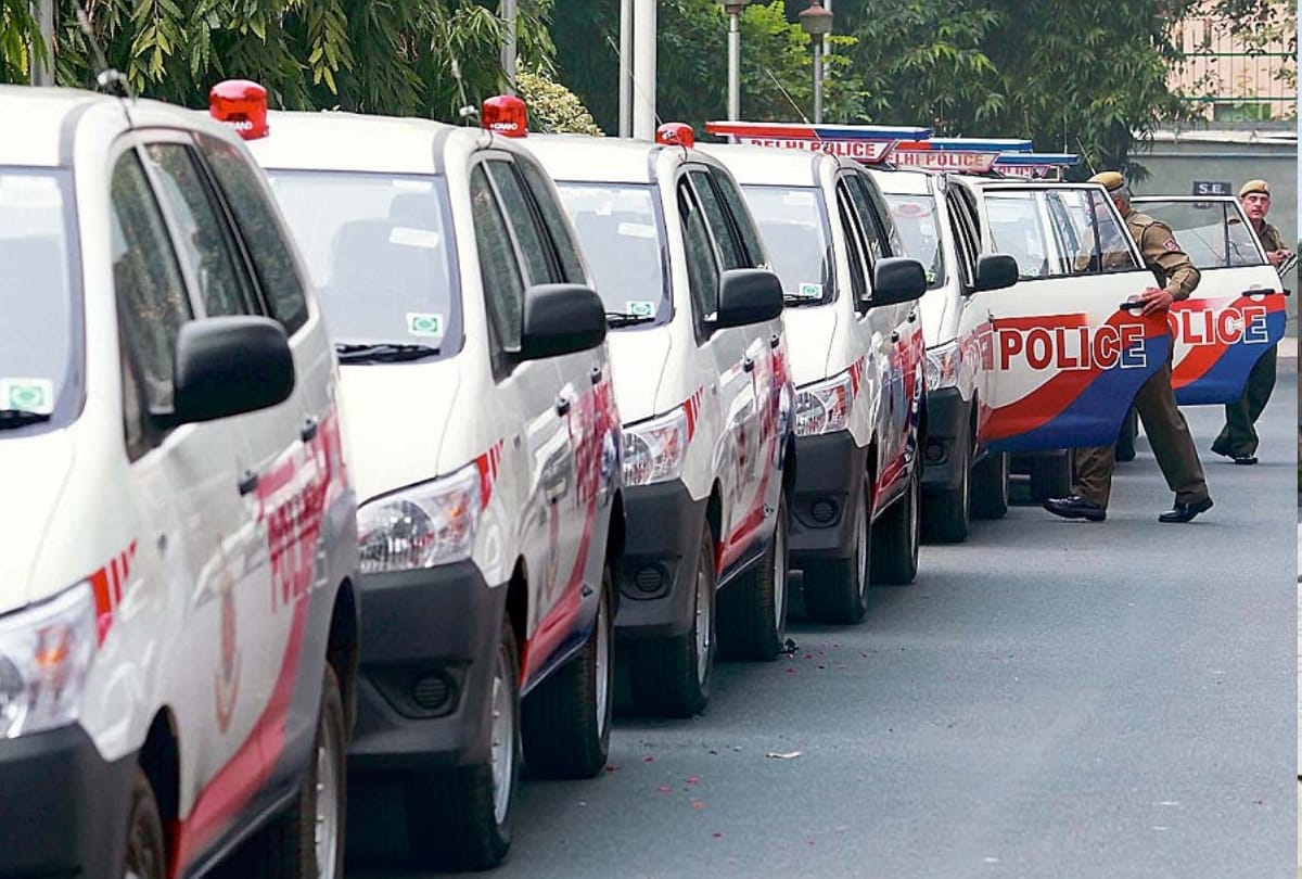 Shoppers beat up policeman in delhi ncr for parking pcr car