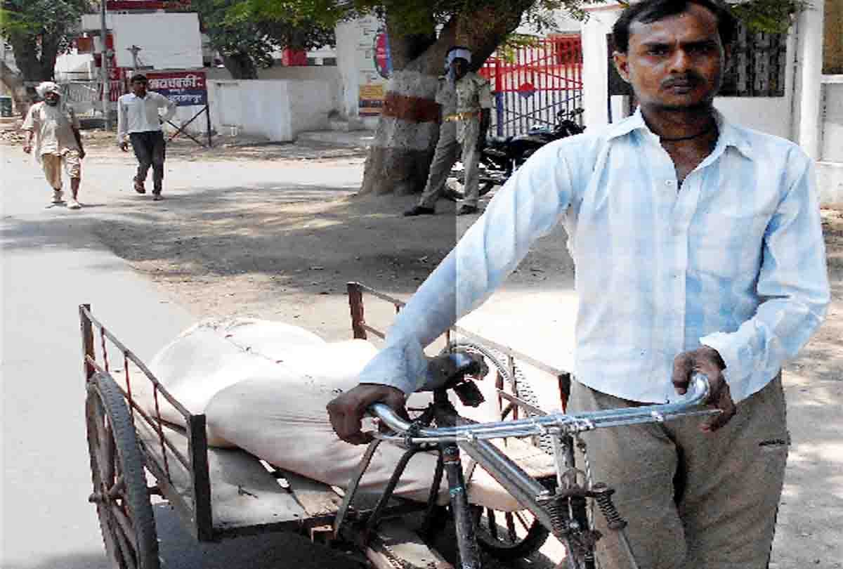 man has to carry dead body for post-mortem on rickshaw 