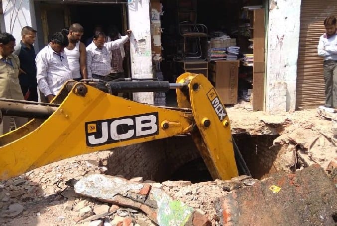 Nagar Nigam team remove encroachment near Bareilly college gate