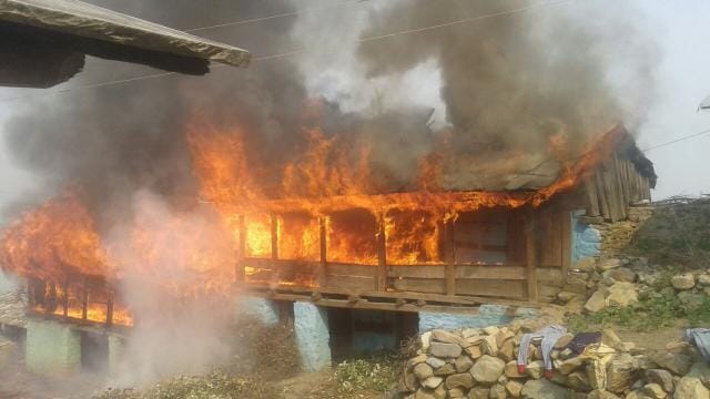 Three house caught fire in uttarkashi six family affected