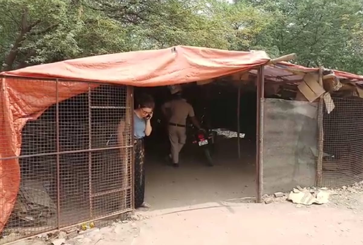 police caught 2 foreign girls to teaching local boys in hut at faridabad