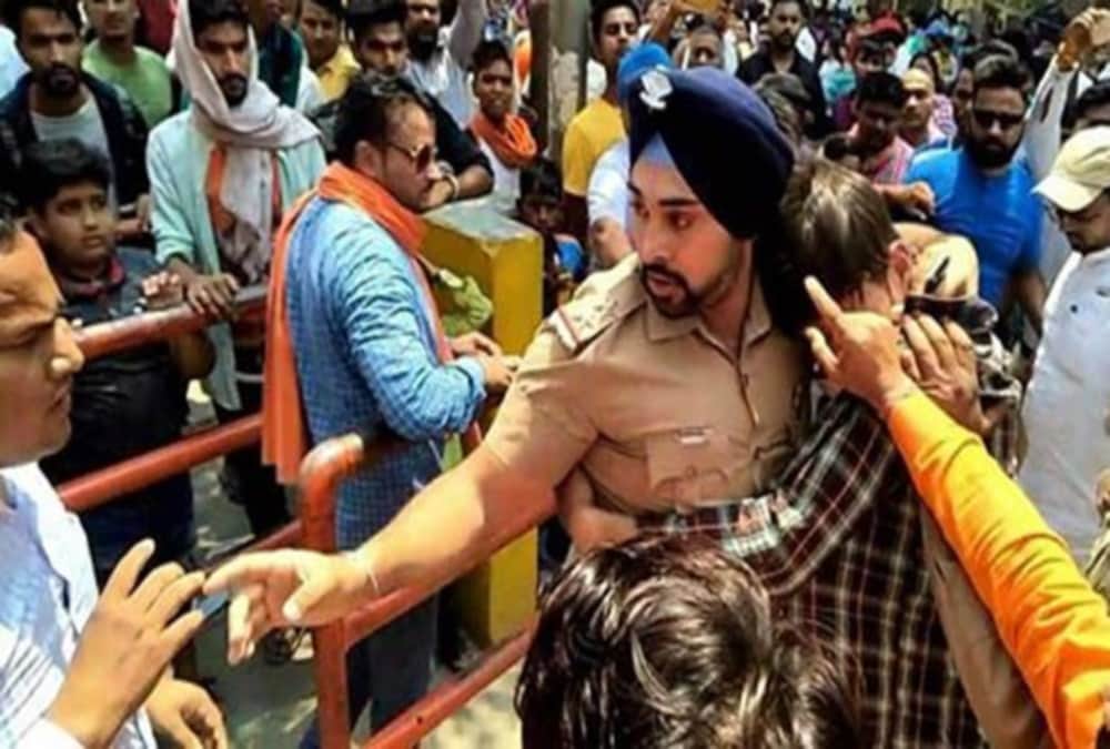 Reward for Sikh police officer who save love couple from beaten to public