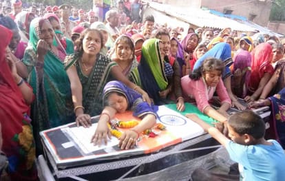 Martyr rajesh bind funeral on manikarnika ghat in varanasi