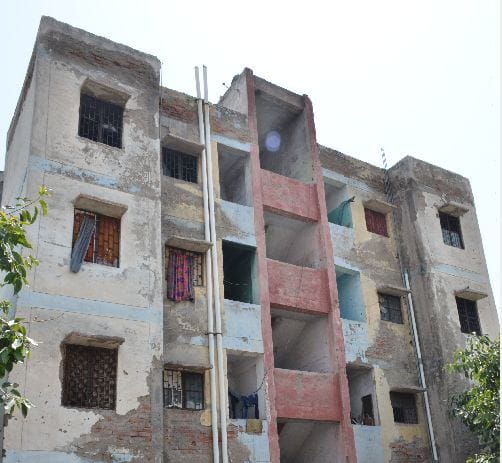 400 families left houses of Kanshiram Awas Yojna