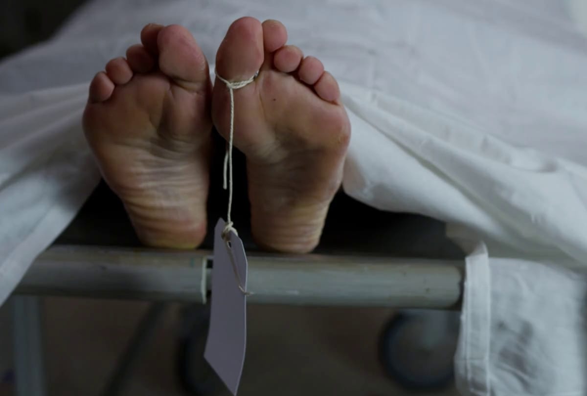 Man dead body found in 10 feet pit in Gurugram