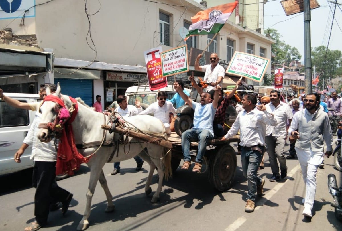 Himachal Pradesh Congress leaders protest against inflation