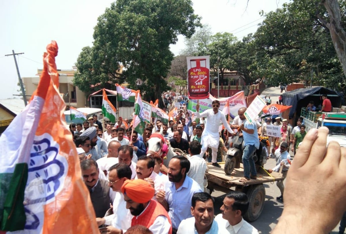 Himachal Pradesh Congress leaders protest against inflation