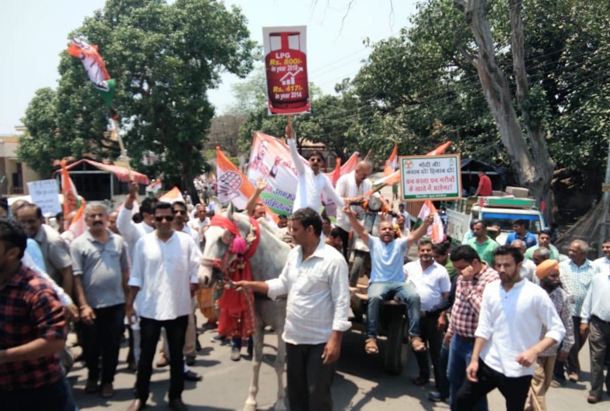 Himachal Pradesh Congress leaders protest against inflation
