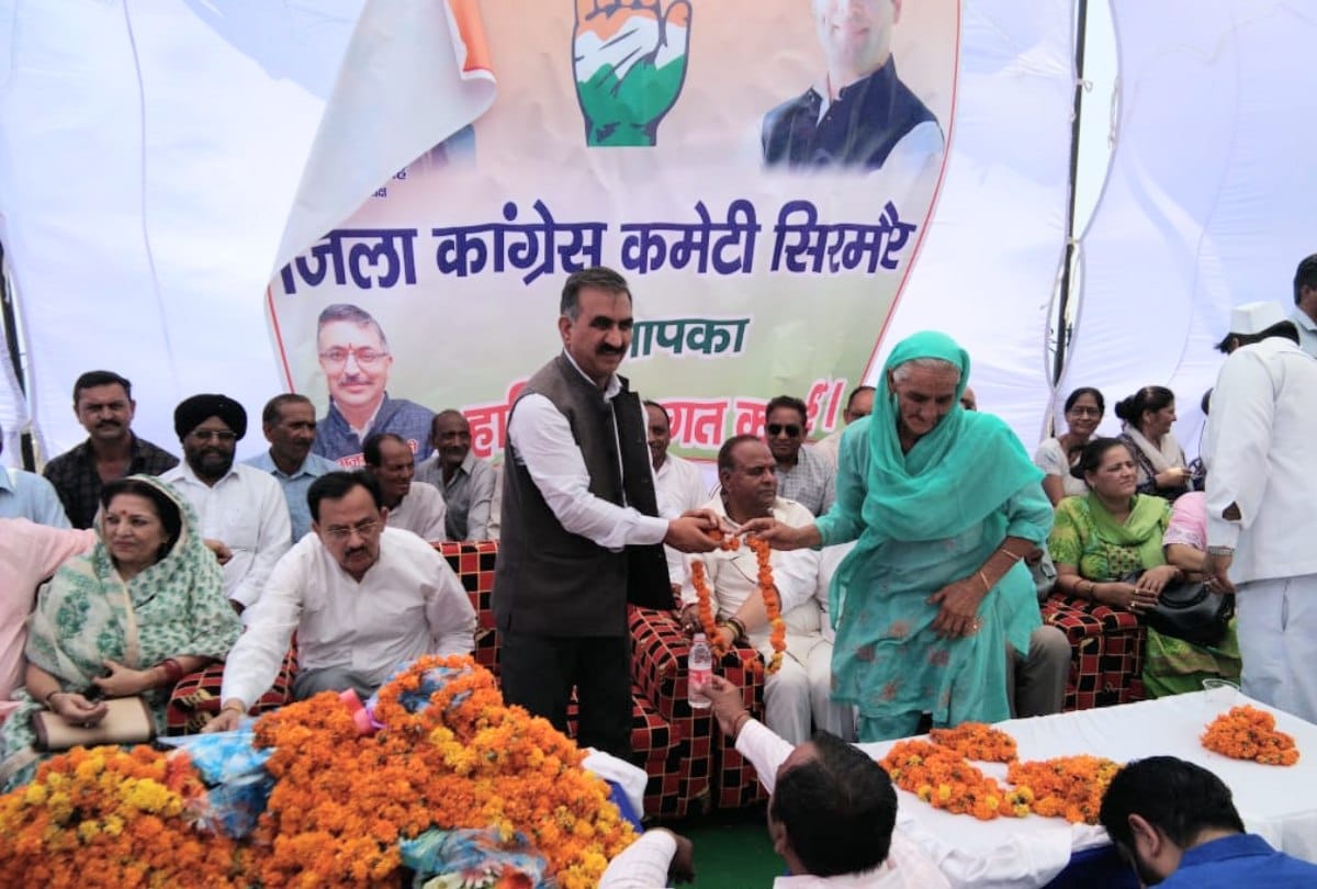Himachal Pradesh Congress leaders protest against inflation