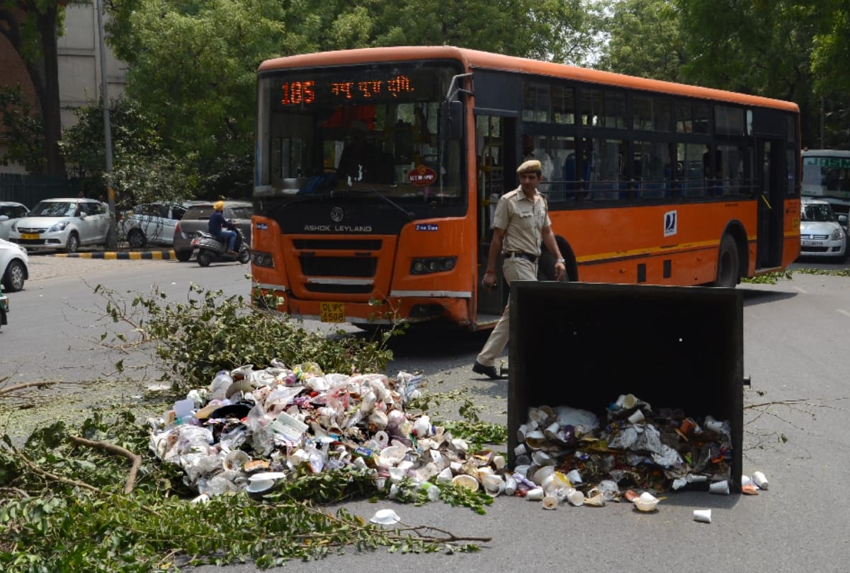 protesting ndmc sanitation workers dump garbage outside vip buildings