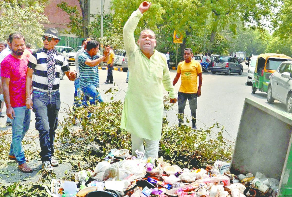 protesting ndmc sanitation workers dump garbage outside vip buildings