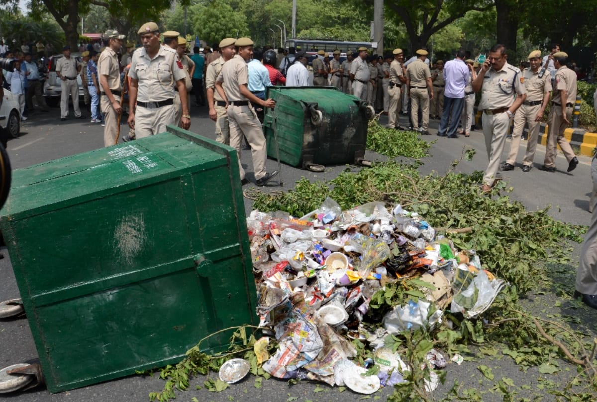 protesting ndmc sanitation workers dump garbage outside vip buildings