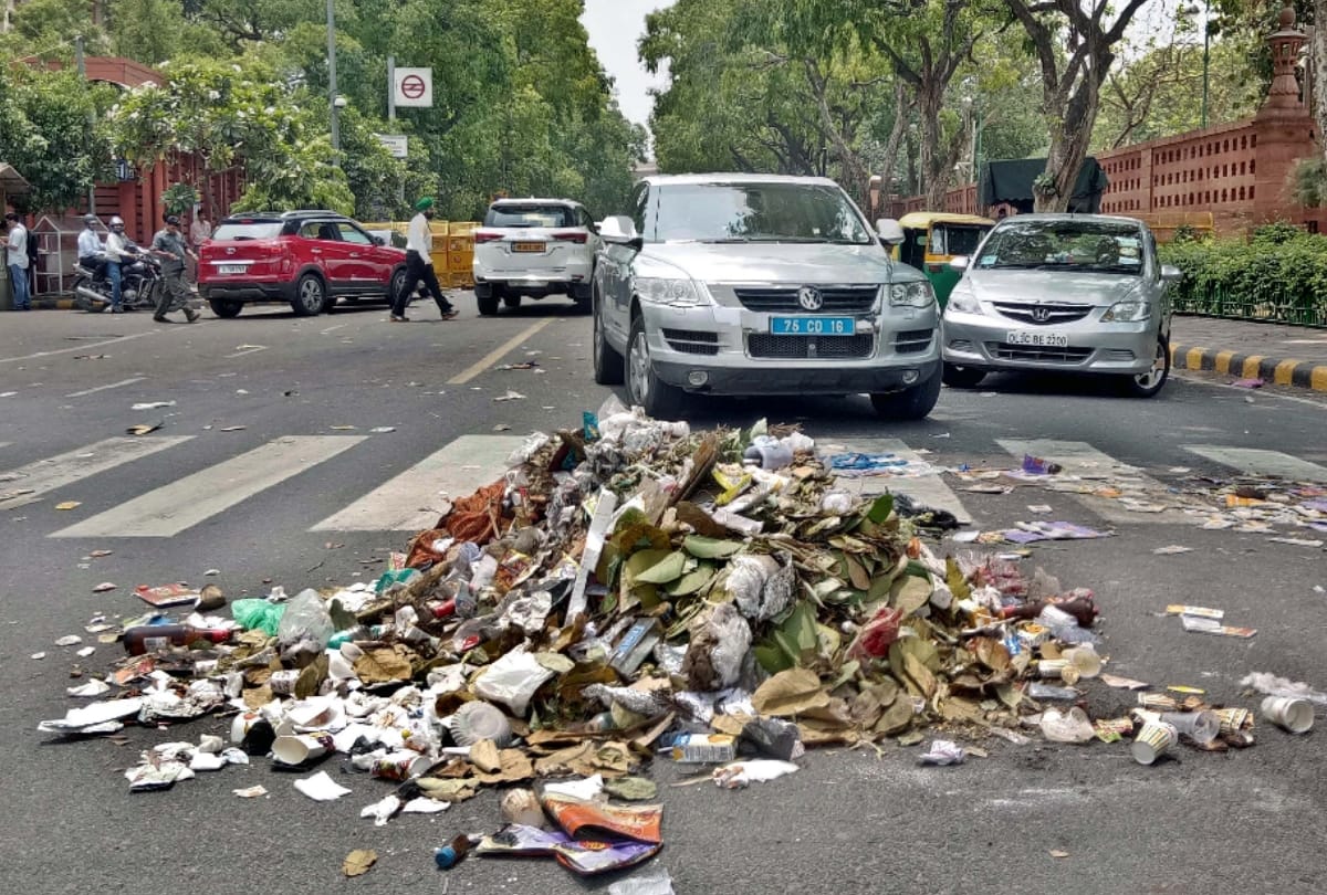 protesting ndmc sanitation workers dump garbage outside vip buildings