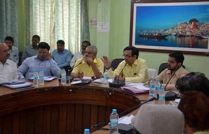 varanasi ten government doctors charged for private practice